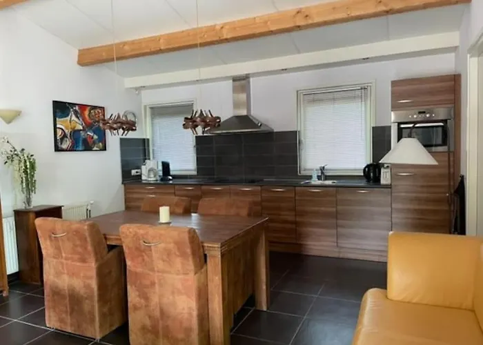 Ruime En Comfortabele Aan Bosrand 別荘