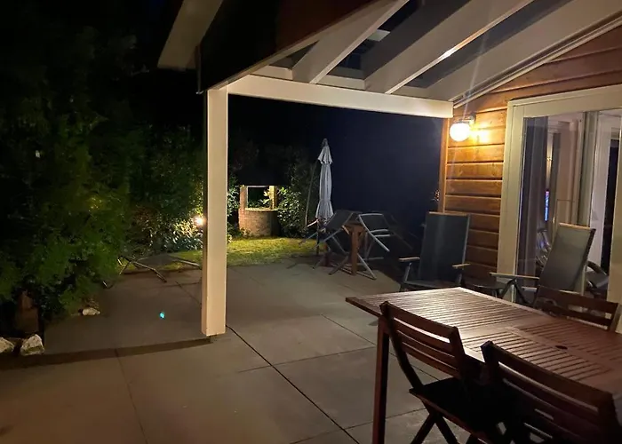 Ruime En Comfortabele Aan Bosrand 別荘