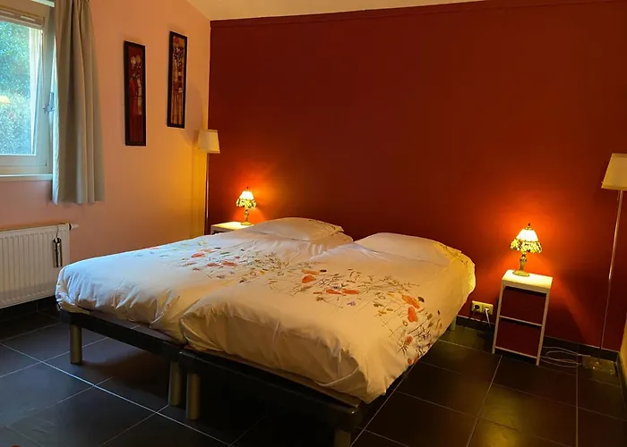 Ruime En Comfortabele Aan Bosrand 別荘