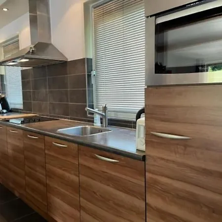 Ruime En Comfortabele Aan Bosrand *