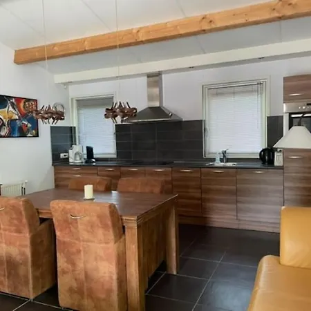 Ruime En Comfortabele Aan Bosrand בית נופש