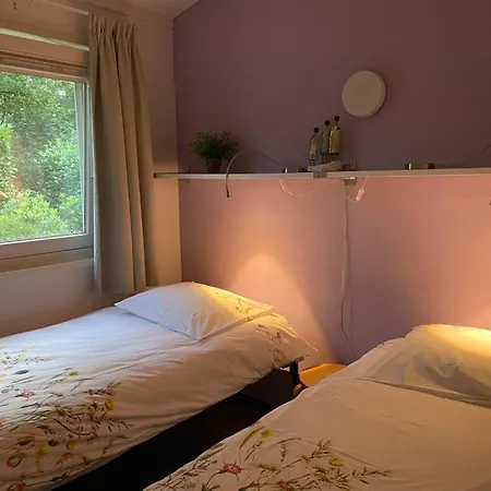 בית נופש Ruime En Comfortabele Aan Bosrand *